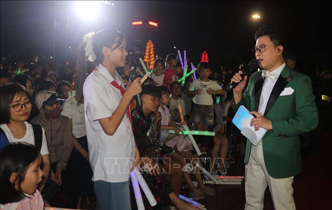 Phần giao lưu trực tiếp trả lời câu hỏi về các loại ma túy mới, về những biểu hiện nguy hiểm như “ngáo đá”, hay các thủ đoạn lợi dụng thuốc lá điện tử để pha trộn ma túy trái phép đã thu hút sự tham gia hào hứng của đông đảo nhân dân, đặc biệt là thanh thiếu niên. Ảnh: Nguyễn Công Hải - TTXVN