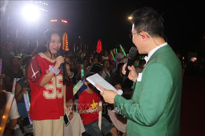 Phần giao lưu trực tiếp trả lời câu hỏi về các loại ma túy mới, về những biểu hiện nguy hiểm như “ngáo đá”, hay các thủ đoạn lợi dụng thuốc lá điện tử để pha trộn ma túy trái phép đã thu hút sự tham gia hào hứng của đông đảo nhân dân, đặc biệt là thanh thiếu niên. Ảnh: Nguyễn Công Hải - TTXVN