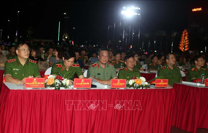Các đồng chí lãnh đạo Bộ Công an, lãnh đạo Công an tỉnh Hưng Yên tham dự chương trình. Ảnh: Nguyễn Công Hải - TTXVN