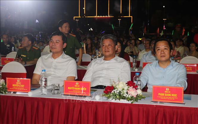 Các đồng chí lãnh đạo tỉnh Hưng Yên tham dự chương trình. Ảnh: Nguyễn Công Hải - TTXVN