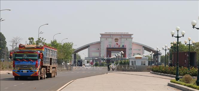 Cửa khẩu quốc tế Hoa Lư (xã Lộc Thạnh, tỉnh Đồng Nai) là một trong những cửa khẩu quốc tế quan trọng của khu vực Đông Nam Bộ, kết nối trực tiếp với tỉnh Kratie, Vương quốc Campuchia. Ảnh: Sỹ Tuyên - TTXVN