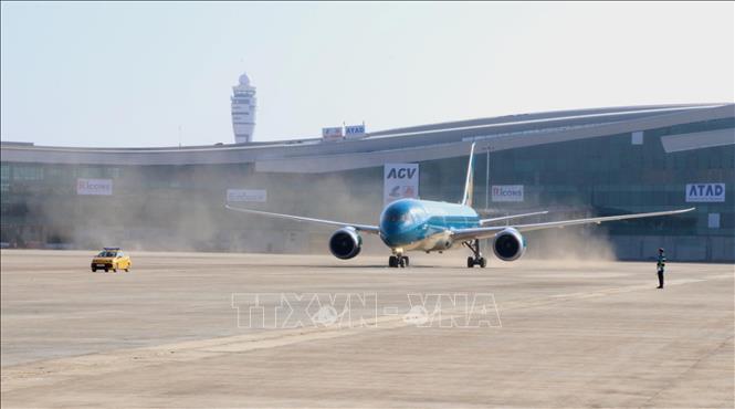 Chiếc máy bay thương mại đầu tiên đáp xuống Sân bay Long Thành đánh dấu cột mốc quan trọng trong việc hoàn thiện hạ tầng và kiểm tra kỹ thuật tại cảng hàng không lớn nhất Đông Nam Á. Ảnh: Sỹ Tuyên - TTXVN