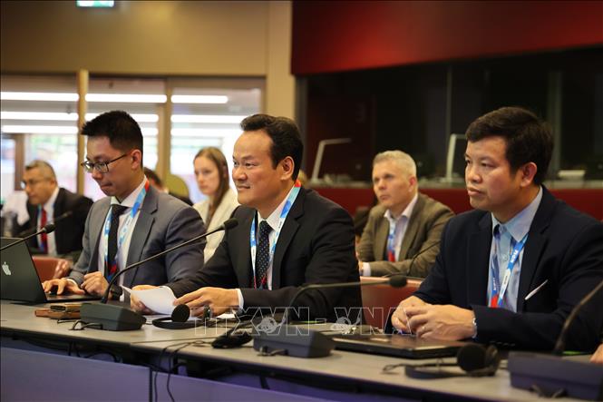 Đoàn đại biểu Việt Nam tham dự sự kiện. Ảnh: Anh Hiển - PV TTXVN tại Thụy Sĩ 