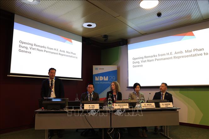 Đại sứ Mai Phan Dũng (đứng) phát biểu khai mạc cuộc thảo luận chia sẻ kinh nghiệm. Ảnh: Anh Hiển - PV TTXVN tại Thụy Sĩ 