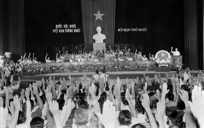 Tại kỳ họp thứ Nhất, Quốc hội khóa VI đã thông qua Nghị quyết về tên nước, Quốc kỳ, Quốc huy, Quốc ca và tổ chức Nhà nước khi chưa có Hiến pháp mới. Quốc hội quyết định đổi tên nước Việt Nam Dân chủ Cộng hòa thành nước Cộng hòa xã hội chủ nghĩa Việt Nam; quyết định khóa Quốc hội được bầu trong cuộc Tổng tuyển cử ngày 25/4/1976 là Quốc hội khóa VI nước CHXHCN Việt Nam; quyết định chính thức đổi tên thành phố Sài Gòn - Gia Ðịnh thành Thành phố Hồ Chí Minh (24/6/1976). Ảnh: TTXVN

