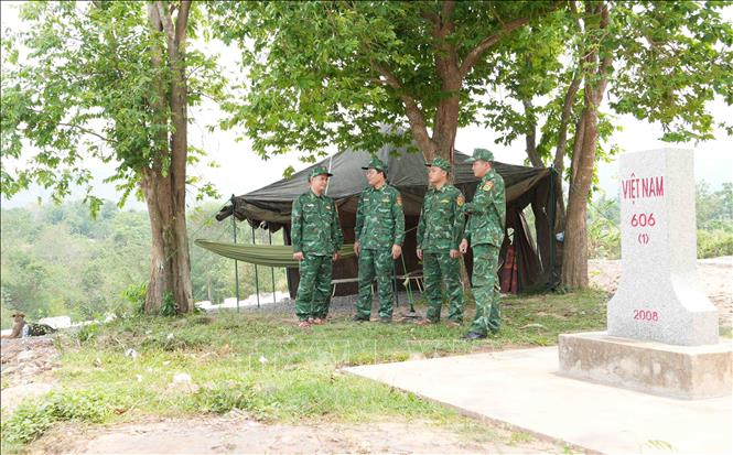 Bộ đội Biên phòng Quảng Trị duy trì 14 tổ, chốt hoạt động 24/24 giờ để ngăn chặn đường kính Thái Lan nhập lậu về Việt Nam. Ảnh: Tá Chuyên – TTXVN