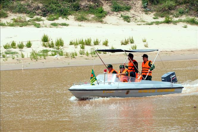 Bộ đội Biên phòng Quảng Trị tăng cường tuần tra, kiểm soát trên sông Sepon đoạn qua xã Lao Bảo để ngăn chặn đường kính Thái Lan về Việt Nam. Ảnh: Tá Chuyên – TTXVN
