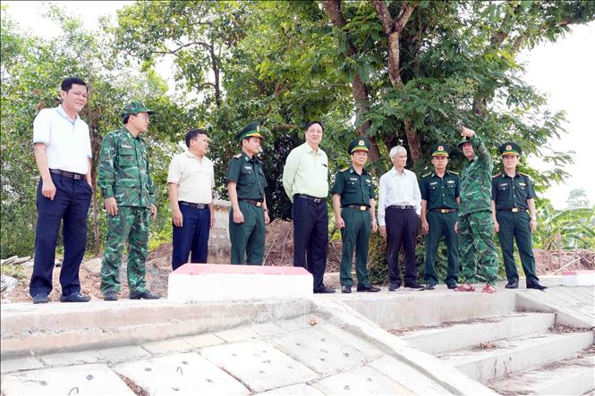 Lãnh đạo Ban Chỉ huy Bộ đội Biên phòng Quảng Trị và Hiệp hội mía đường Việt Nam trực tiếp kiểm tra tuyến sông Sepon chạy dọc biên giới Việt Nam - Lào. Ảnh: Tá Chuyên – TTXVN