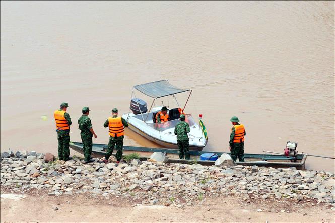 Bộ đội Biên phòng Quảng Trị tăng cường cán bộ, chiến sỹ, phương tiện để tuần tra kiểm soát dọc tuyến sông Sepon để ngăn chặn đường kính Thái Lan nhập lậu về Việt Nam. Ảnh: Tá Chuyên – TTXVN