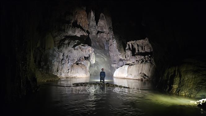 Hình ảnh nước ngầm trong hang Mò Rọo vừa được phát hiện tại Vườn quốc gia Phong Nha - Kẻ Bàng (Quảng Trị). Ảnh: Tá Chuyên - TTXVN