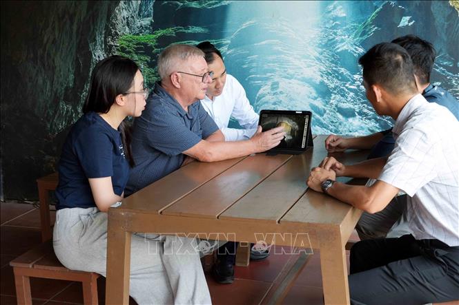 HOWARD LIMBERT - Đội trưởng Nhóm thám hiểm hang động Anh - Việt (Hiệp hội Hang Động Hoàng Gia Anh) chia sẻ quá trình khảo sát thám hiểm hang động tại Phong Nha - Kẻ Bàng (Quảng Trị). Ảnh: Tá Chuyên - TTXVN