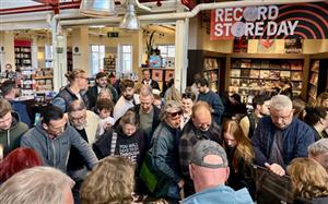 Gen Z đang tìm về với đĩa than: Khi đĩa nhạc 