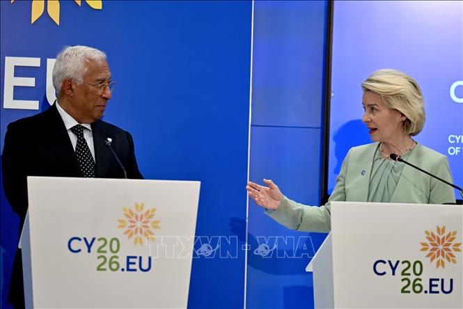Chủ tịch Hội đồng châu Âu António Costa (trái) và Chủ tịch Ủy ban châu Âu Ursula von der Leyen trong cuộc họp báo sau hội nghị thượng đỉnh không chính thức của EU ở Nicosia, CH Cyprus, ngày 24/4/2026. Ảnh: THX/TTXVN