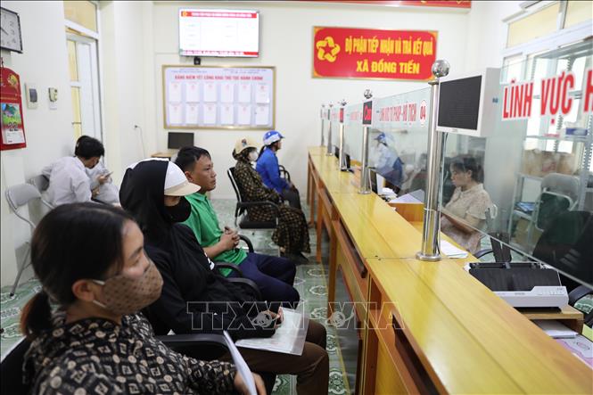 Tại Trung tâm phục vụ hành chính công xã Đồng Tiến công tác tiếp nhận và trả kết quả hồ sơ của công dân đảm bảo nhanh gọn, hiệu quả. Ảnh: Khiếu Tư - TTXVN
