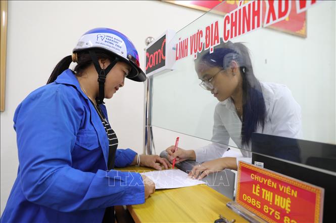 Cán bộ Trung tâm phục vụ hành chính công xã Đồng Tiến hướng dẫn người dân xử lý thủ tục hành chính theo cơ chế 