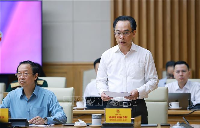 Bộ trưởng Bộ Giáo dục và Đào tạo Hoàng Minh Sơn báo cáo tình hình thực hiện nhiệm vụ giáo dục và đào tạo từ đầu năm 2026 đến nay và phương hướng, nhiệm vụ trọng tâm trong thời gian tới. Ảnh: Dương Giang – TTXVN
