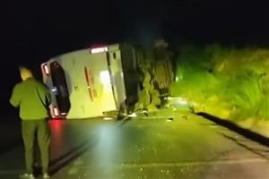 Lào Cai: Xe khách chở 39 người bị lật giữa đêm khiến hai người bị thương