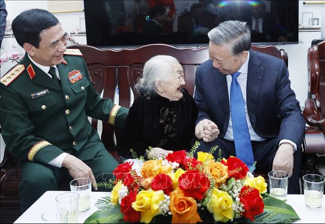 Tổng Bí thư, Chủ tịch nước Tô Lâm thăm, tặng quà Mẹ Việt Nam Anh hùng Huỳnh Thị Mễ. Ảnh: Thống Nhất - TTXVN