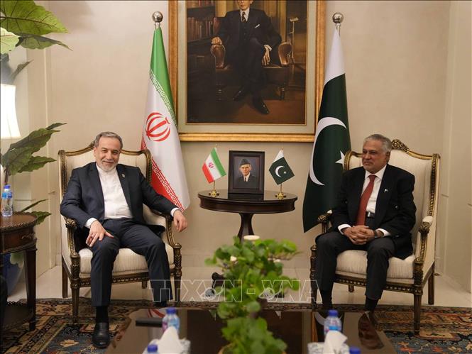 Ngoại trưởng Iran Abbas Araghchi (trái) trong cuộc gặp người đồng nhiệm Pakistan Muhammad Ishaq Dar tại Islamabad, ngày 24/4/2026. Ảnh: Anadolu Agency/TTXVN