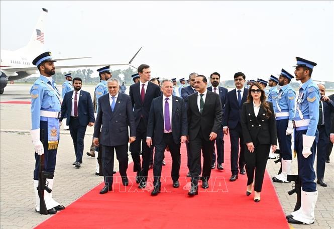 Ngoại trưởng Pakistan Ishak Dar (trái, phía trước) đón Phái đoàn Mỹ do đặc phái viên Steve Witkoff (thứ 3, trái) và ông Jared Kushner (thứ 2, trái) - con rể của Tổng thống Donald Trump tại Islamabad, ngày 11/4/2026. Ảnh: Anadolu Agency/TTXVN