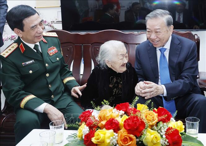 Tổng Bí thư, Chủ tịch nước Tô Lâm thăm, tặng quà Mẹ Việt Nam Anh hùng Huỳnh Thị Mễ. Ảnh: Thống Nhất - TTXVN