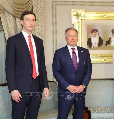Đặc phái viên của Tổng thống Mỹ, ông Steve Witkoff (phải) và ông Jared Kushner - con rể của Tổng thống Donald Trump - tại Muscat, Oman ngày 6/2/2026. Ảnh: THX/TTXVN