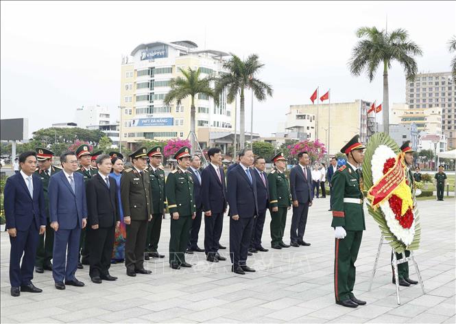 Party General Secretary and State President To Lam lays flowers at the Da Nang City Memorial. VNA Photo: Thống Nhất 