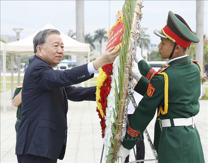 Party General Secretary and State President To Lam lays flowers at the Da Nang City Memorial. VNA Photo: Thống Nhất 