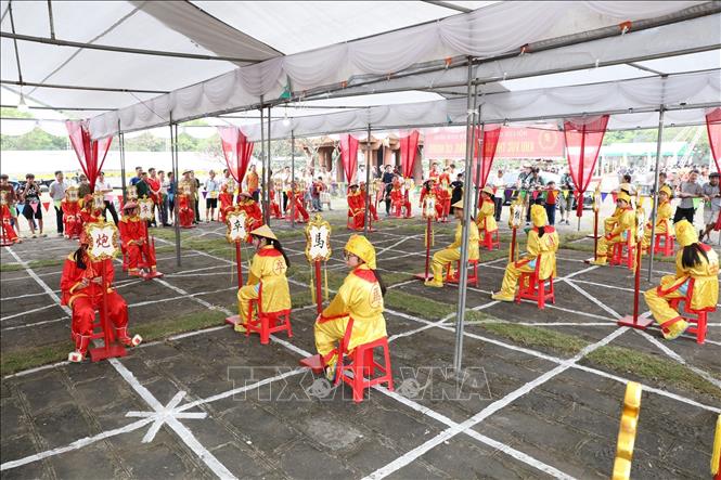 Môn thi cờ người tại lễ hội. Ảnh: Đức Phương – TTXVN