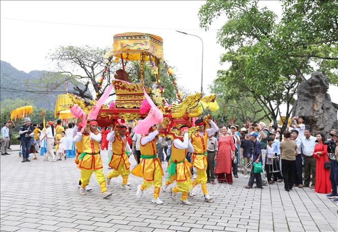 Lễ rước kiệu với màn kiệu xoay độc đáo tại lễ hội. Ảnh: Đức Phương – TTXVN
