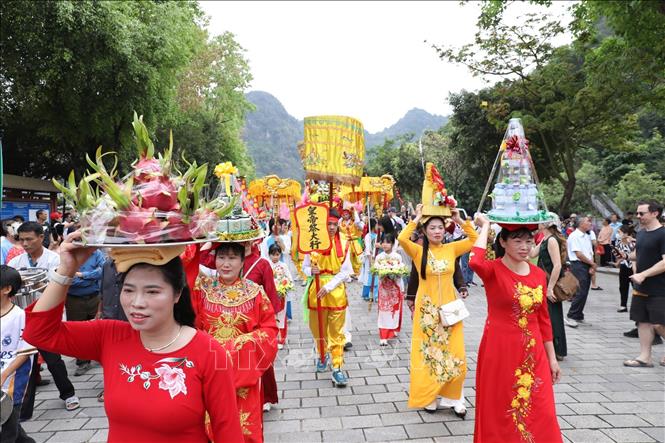 Lễ rước kiệu theo nghi lễ truyền thống tại lễ hội. Ảnh: Đức Phương - TTXVN