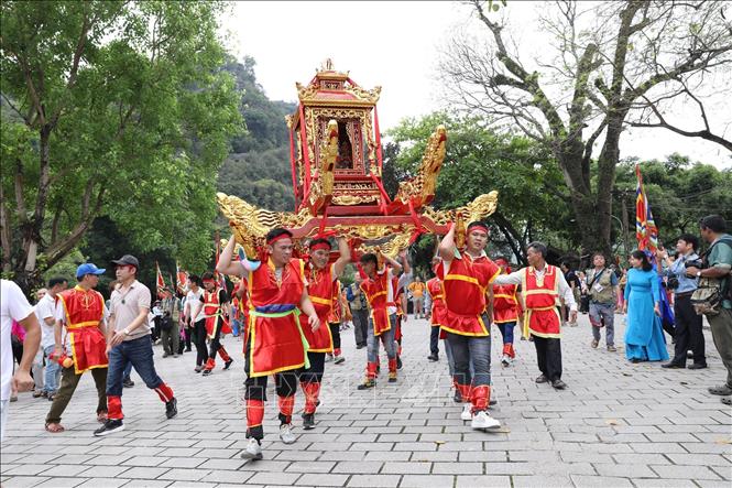 Lễ rước kiệu với màn kiệu xoay độc đáo tại lễ hội. Ảnh: Đức Phương - TTXVN