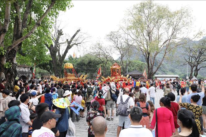 Lễ rước kiệu với màn kiệu xoay độc đáo tại lễ hội. Ảnh: Đức Phương - TTXVN