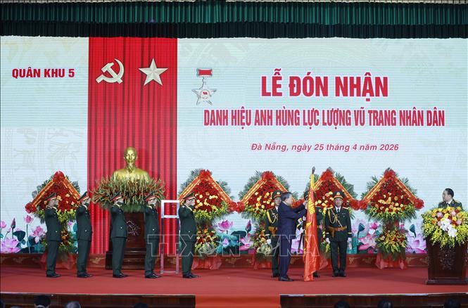Tổng Bí thư, Chủ tịch nước Tô Lâm, Bí thư Quân ủy Trung ương trao Danh hiệu Anh hùng LLVT Nhân dân tặng Quân khu 5, Bộ Quốc phòng. Ảnh: Thống Nhất – TTXVN