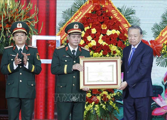 Tổng Bí thư, Chủ tịch nước Tô Lâm, Bí thư Quân ủy Trung ương trao Danh hiệu Anh hùng LLVT Nhân dân tặng Quân khu 5, Bộ Quốc phòng. Ảnh: Thống Nhất – TTXVN