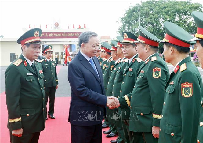 Tổng Bí thư, Chủ tịch nước Tô Lâm, Bí thư Quân ủy Trung ương dự Lễ đón nhận Danh hiệu Anh hùng LLVT Nhân dân của Quân khu 5. Ảnh: Thống Nhất – TTXVN