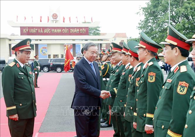 Tổng Bí thư, Chủ tịch nước Tô Lâm, Bí thư Quân ủy Trung ương dự Lễ đón nhận Danh hiệu Anh hùng LLVT Nhân dân của Quân khu 5. Ảnh: Thống Nhất – TTXVN