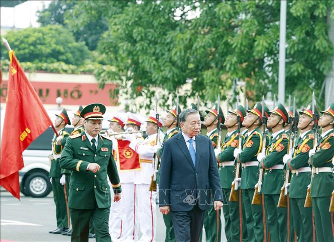 Tổng Bí thư, Chủ tịch nước Tô Lâm, Bí thư Quân ủy Trung ương dự Lễ đón nhận Danh hiệu Anh hùng LLVT Nhân dân của Quân khu 5. Ảnh: Thống Nhất – TTXVN