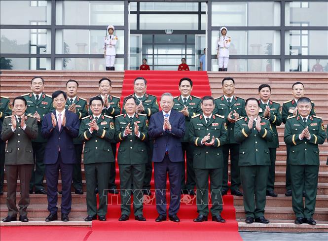 Tổng Bí thư, Chủ tịch nước Tô Lâm, Bí thư Quân ủy Trung ương cùng các đại biểu và lãnh đạo Bộ Quốc phòng, Quân khu 5. Ảnh: Thống Nhất – TTXVN