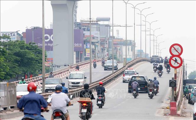 Các phương tiện di chuyển thuận lợi tại khu vực cầu vượt ngã tư Vọng hướng về Quốc lộ 1A ra khỏi trung tâm Thủ đô. Ảnh: Phạm Kiên - TTXVN