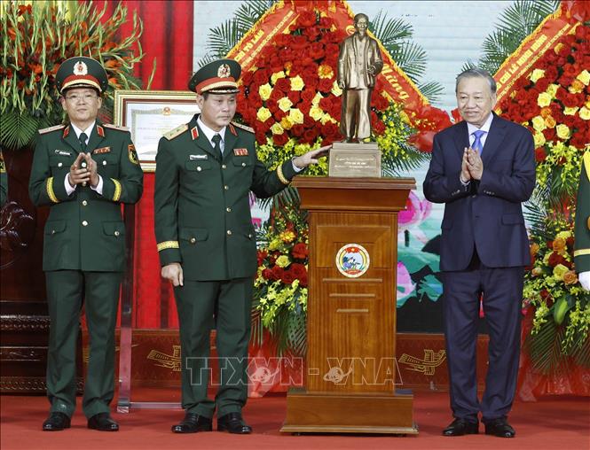 Tổng Bí thư, Chủ tịch nước Tô Lâm, Bí thư Quân ủy Trung ương tặng Quân khu 5 bức tượng Chủ tịch Hồ Chí Minh. Ảnh: Thống Nhất - TTXVN