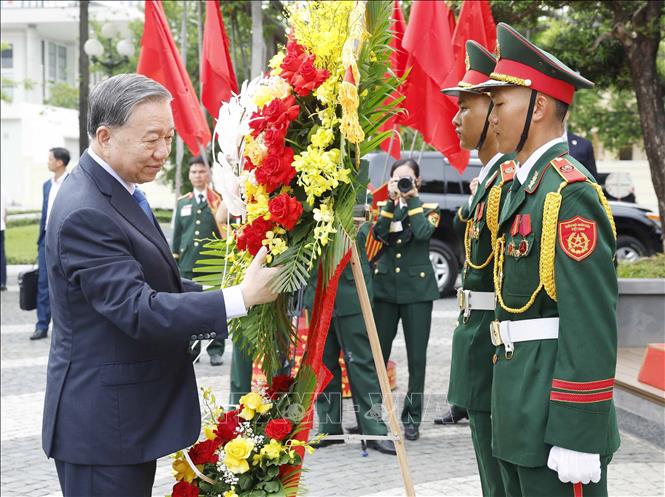 Tổng Bí thư, Chủ tịch nước Tô Lâm dâng hoa tưởng niệm Chủ tịch Hồ Chí Minh trong khuôn viên Bộ Tư lệnh Quân khu 5. Ảnh: Thống Nhất – TTXVN