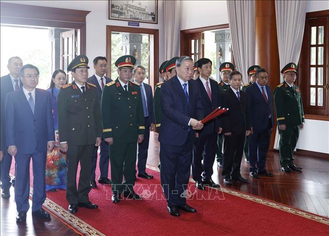 Tổng Bí thư, Chủ tịch nước Tô Lâm và Đoàn công tác Trung ương dâng hương Chủ tịch Hồ Chí Minh và Đại tướng Võ Nguyên Giáp tại Nhà tưởng niệm trong khuôn viên Bộ Tư lệnh Quân khu 5. Ảnh: Thống Nhất – TTXVN