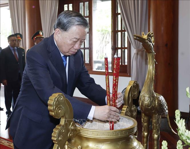 Tổng Bí thư, Chủ tịch nước Tô Lâm dâng hương Chủ tịch Hồ Chí Minh và Đại tướng Võ Nguyên Giáp tại Nhà tưởng niệm trong khuôn viên Bộ Tư lệnh Quân khu 5. Ảnh: Thống Nhất – TTXVN