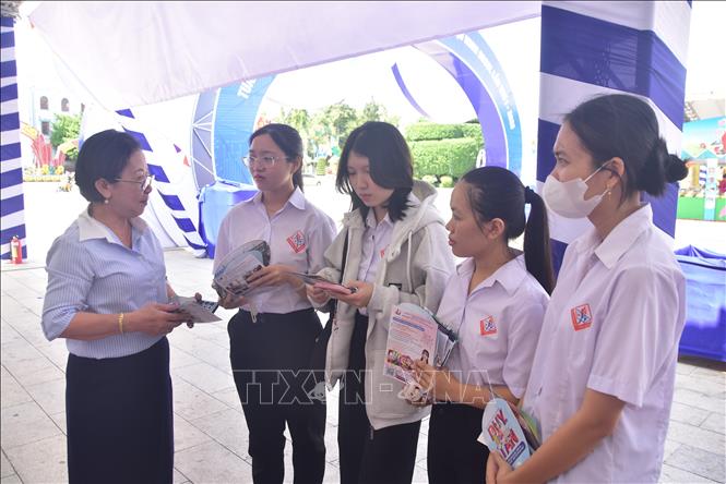 Sinh viên trường Cao đẳng Y tế Bạc Liêu quét mã QR tìm hiểu thông tin về thị trường lao động tại Nhật Bản. Ảnh: Chanh Đa-TTXVN