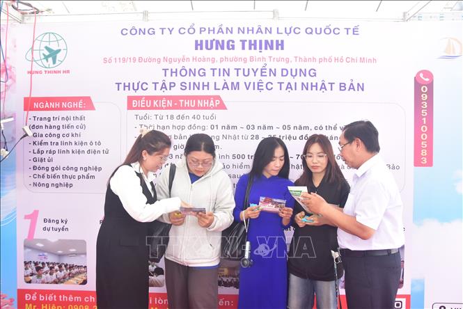 Các đơn vị, doanh nghiệp tư vấn, giới thiệu việc làm trong và ngoài nước cho các lao động trẻ có nhu cầu.
Ảnh: Chanh Đa-TTXVN