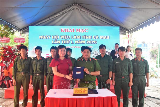 Đại diện các Công ty ký kết Hợp đồng đào tạo nghề với các học viên. Ảnh: Chanh Đa-TTXVN