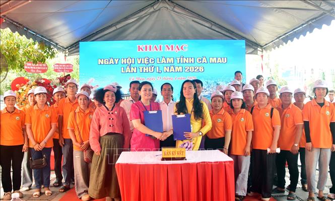 Lãnh đạo tỉnh chứng kiến đại diện Trung tâm Dịch vụ việc làm tỉnh Cà Mau và Đại diện huyện Yeongdong (Hàn Quốc) ký kết hỗ trợ đưa các lao động đi làm việc. Ảnh: Chanh Đa-TTXVN