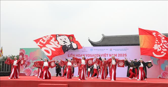 Màn trình diễn của đội SoftBank Yosakoi Club -One. Ảnh: Thanh Tuấn - TTXVN 