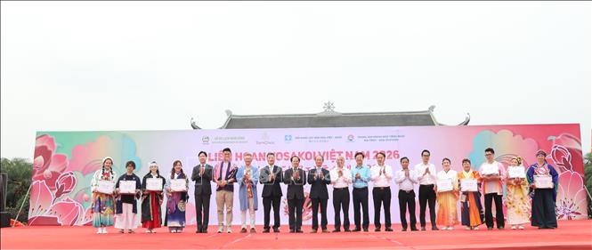 Các đại biểu chụp ảnh lưu niệm với đại diên các đội tham gia liên hoan. Ảnh: Thanh Tuấn - TTXVN 